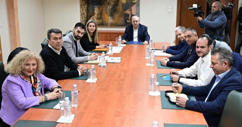 Λευκός καπνός με τους πρατηριούχους